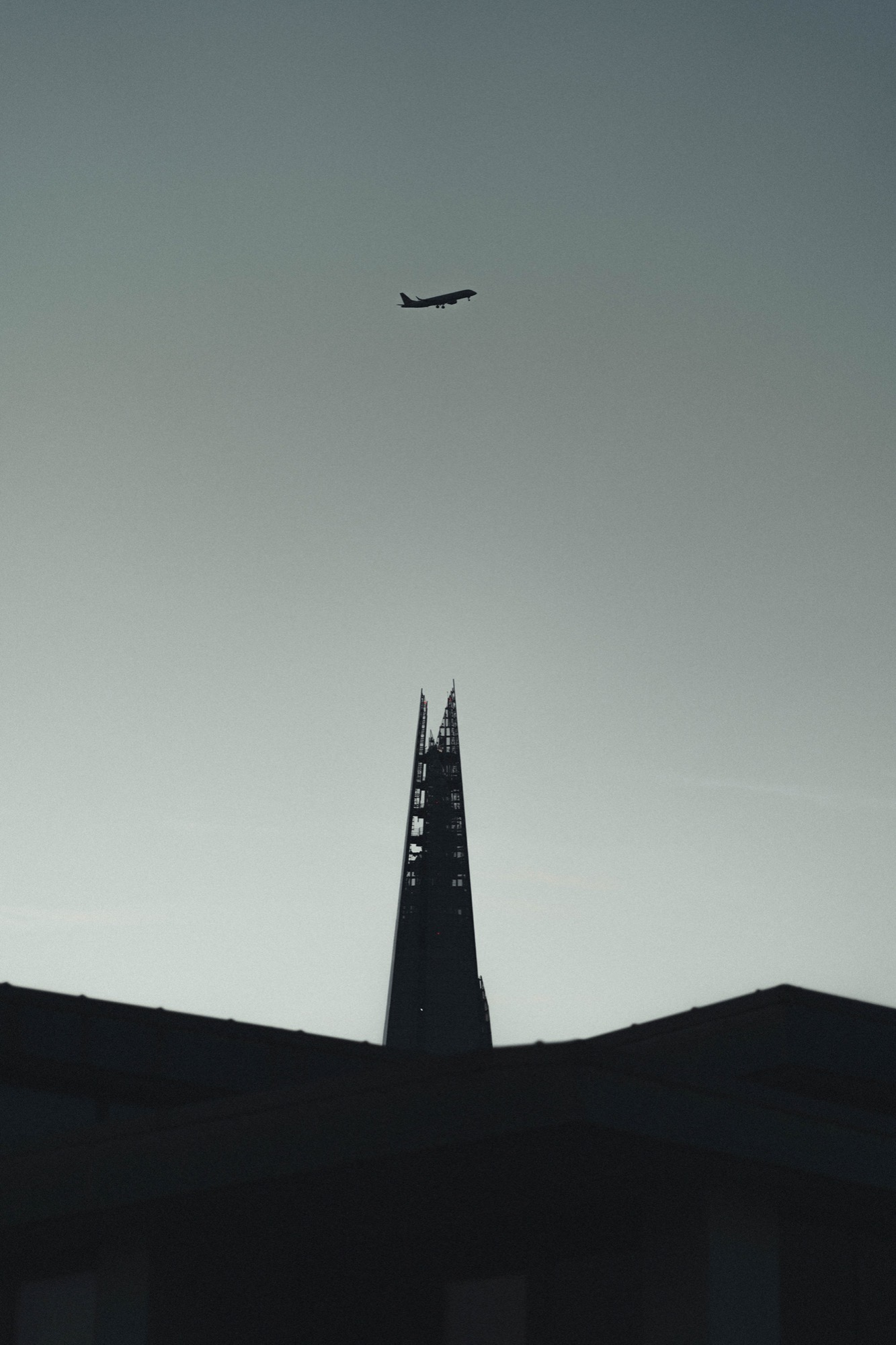 Cityscape photography - Shard silhouette with plane