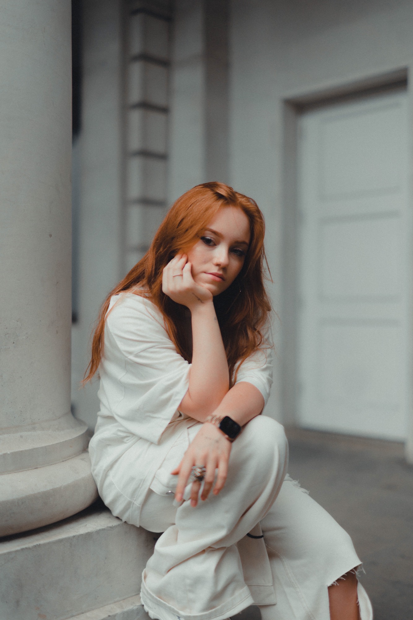 Portrait photography - red-haired woman by pillar
