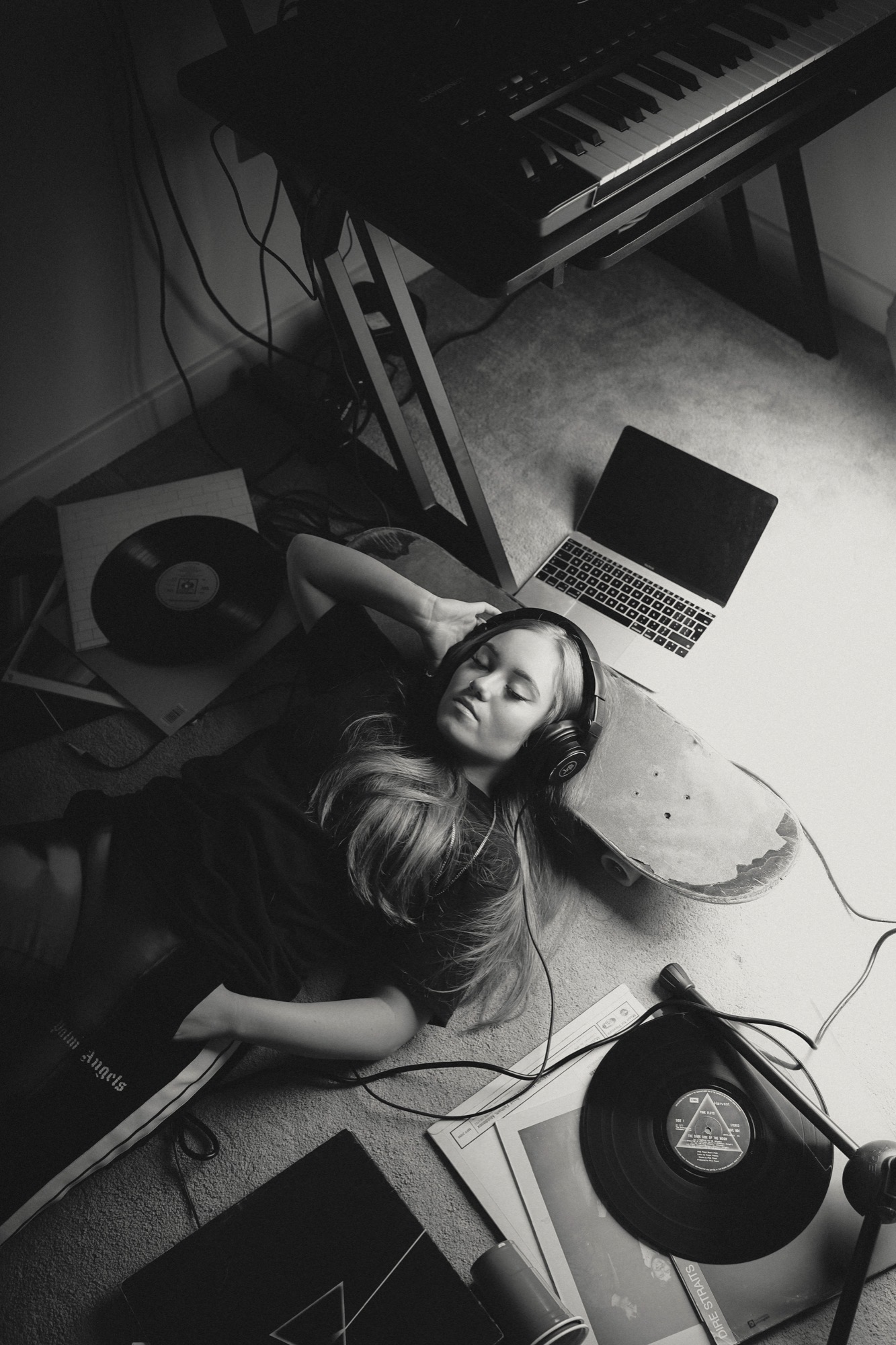 Portrait photography - woman with headphones and vinyl B&W