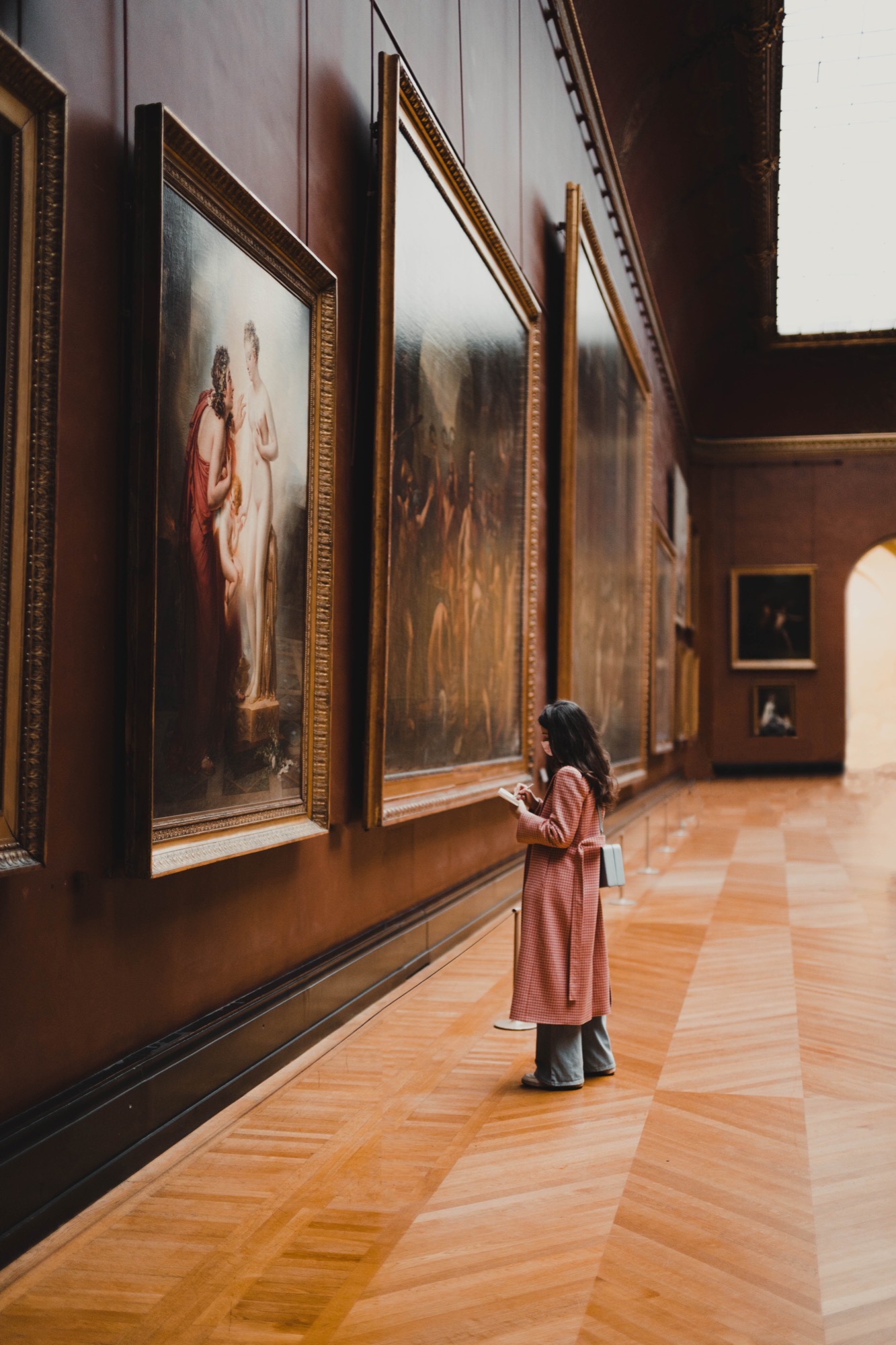 Portrait photography - woman in Louvre gallery