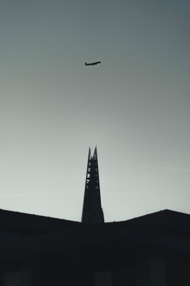 Cityscape photography - Shard with plane